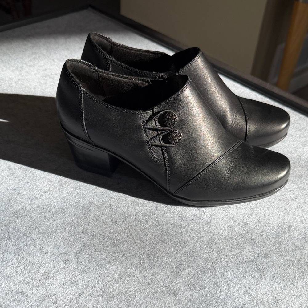 Clark’s Classic Women's Black Leather Low Heel Ankle Shoes - Size 7.5